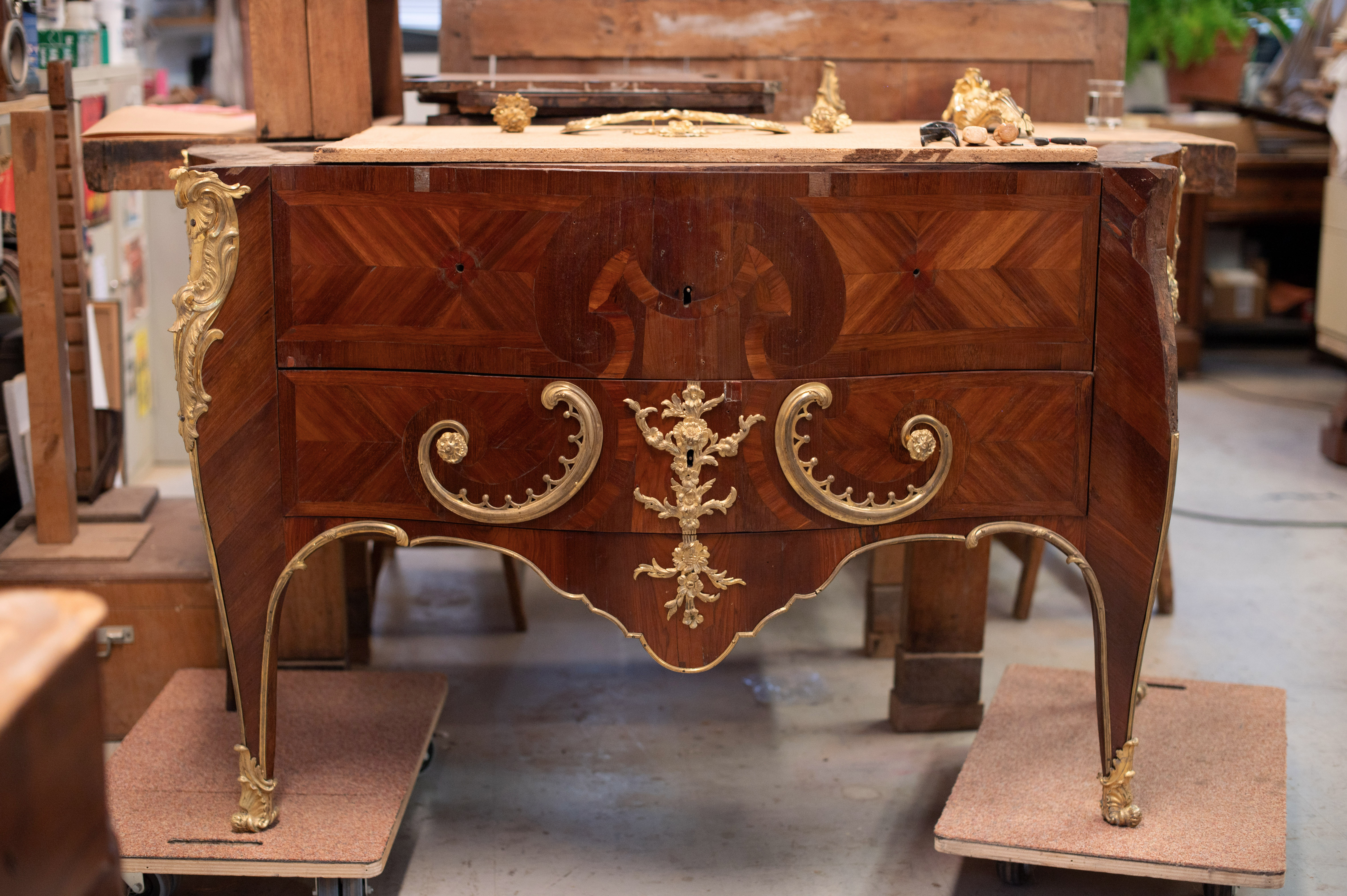 Commode Louis XV en cours de restauration à l'atelier